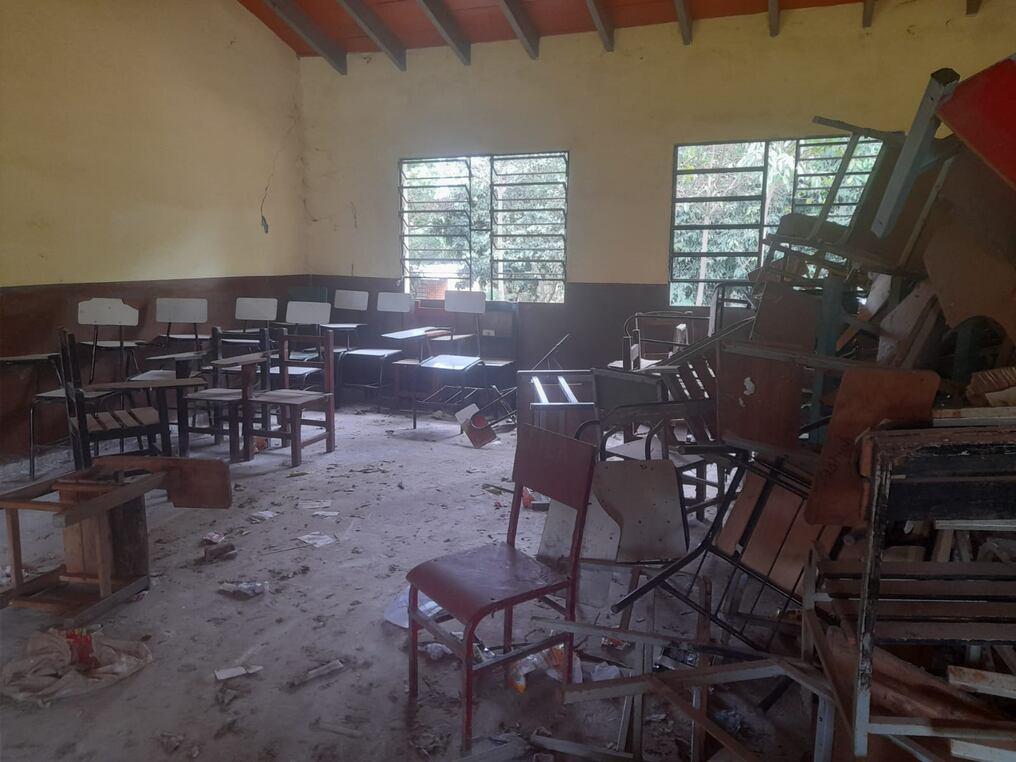 Situación de una escuela de Ciudad del Este del año pasado por obras paralizadas y abandonadas. Para este año, finalmente se pudo terminar la reparación. Numerosas escuelas siguen en el mismo estado de abandono de obras o excesivo retraso. Foto: Dolly Galeano.