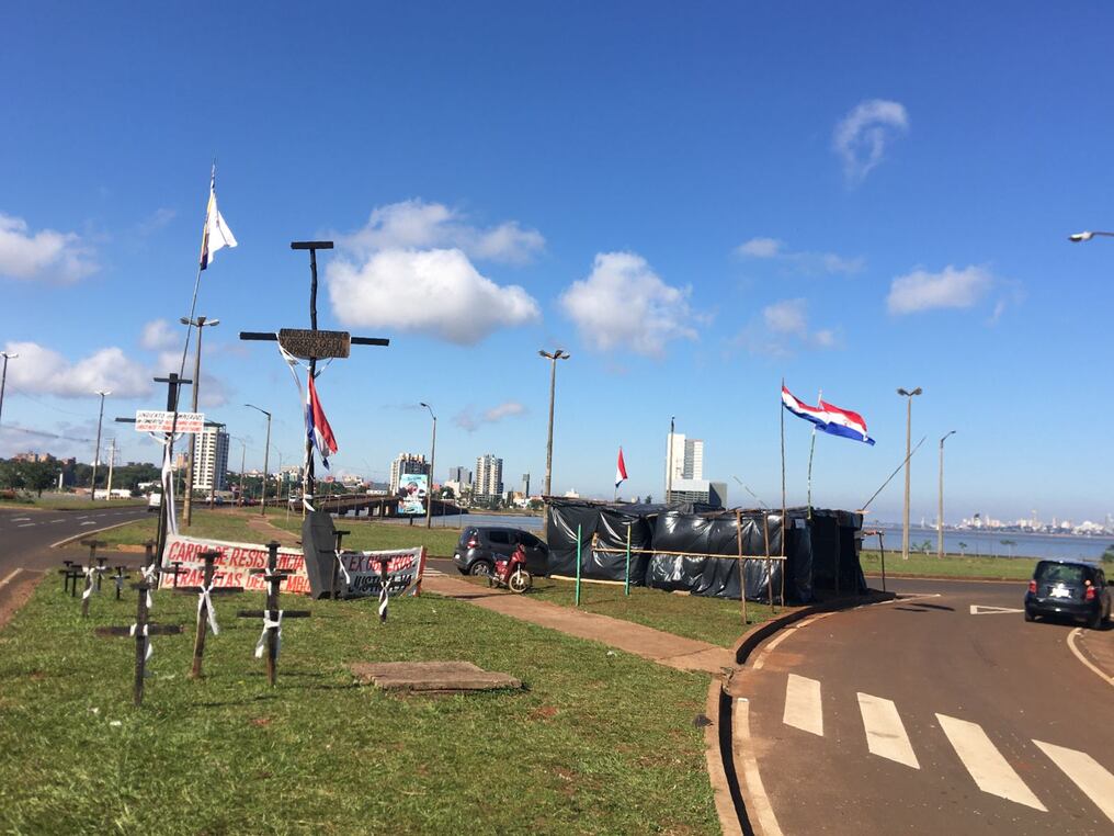 Cerca de cincuenta tiendas llegaron a montarse en el acceso sobre la ruta PY01 por exobreros de olerías en una protesta contra la EBY. Foto: Rocío Gómez.