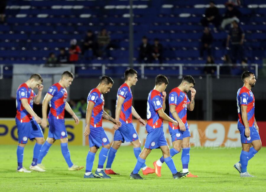 Salida silenciosa y triste de los jugadores de Cerro tras otra derrota.FOTO:NÉSTOR SOTO