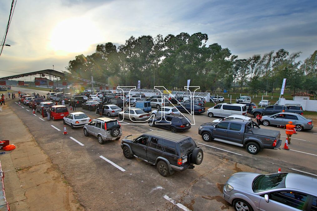 Una extensa fila de vehículos se observa en el ex-Aratirí, ubicado en Capiatá, donde se procede a la vacunación contra el COVID-19 a la población en general. Foto: Christian Meza.
