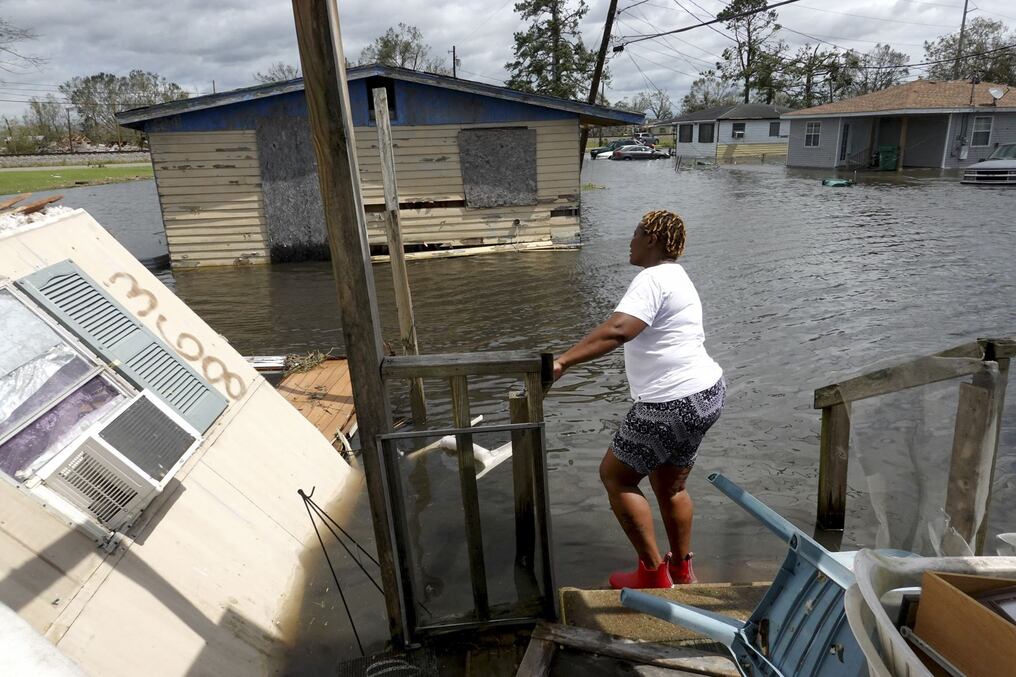 Dina Lewis rescata artículos de su casa después que fuera destruida por el huracán Ida, en Laplace, Louisiana, Estados Unidos. Foto: AFP.
