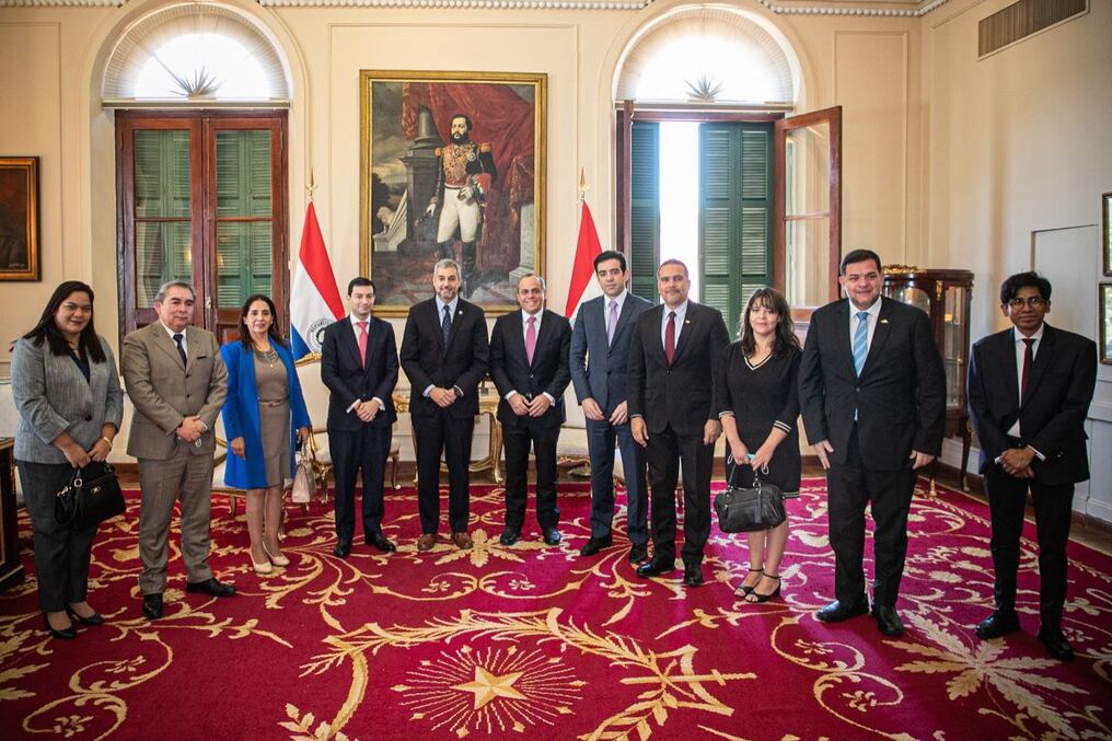 El presidente Mario Abdo Benítez y el contralor Camilo Benítez mantuvieron un encuentro con la delegación de altas autoridades de Entidades Fiscalizadoras del Mercosur para debatir las posibles modificaciones al sistema de control del gasto público. Foto: Gentileza.