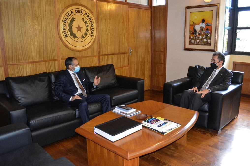Luis Alberto Castiglioni recibió en su despacho ministerial al embajador de Marruecos, Badreddine Abd-El-Moumni. Foto: Gentileza. 