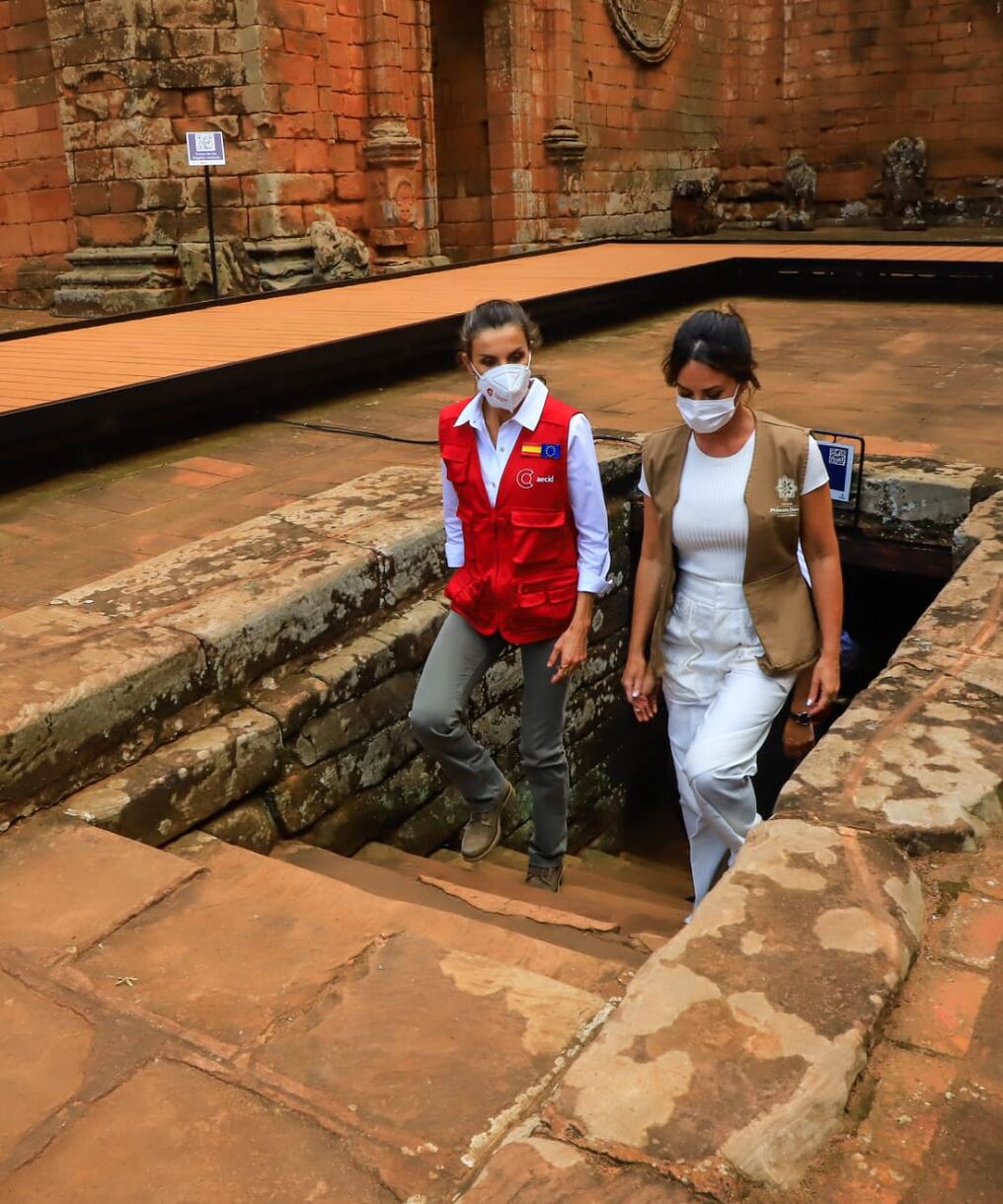 Desde su arribo al histórico lugar doña Letizia se mostró impresionada por las edificaciones que dejaron las reducciones y no quiso perderse detalle alguno durante su visita. Foto: Gentileza.