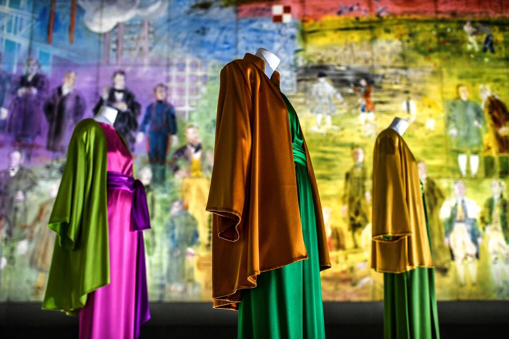 Algunas creaciones del difunto diseñador francés rodeadas por un fresco titulado 'La Fée Electricité' del artista Raoul Dufy, en el Museo de Arte Moderno de París, como parte de las exposiciones "Yves Saint-Laurent en los museos". Foto: AFP.