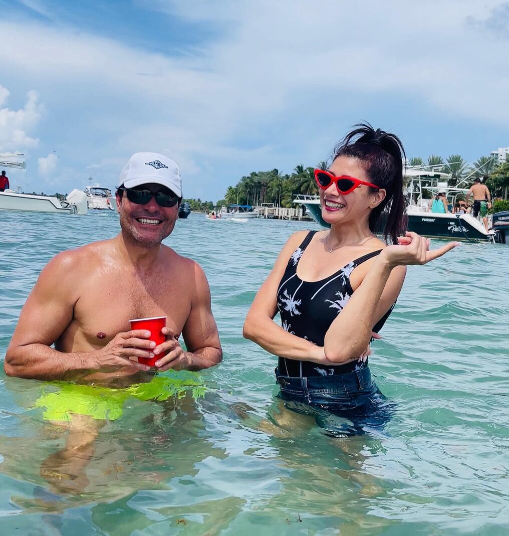 En sus vacaciones en las paradisiacas playas de Florida, la diseñadora tuvo la grata sorpresa de encontrarse con el afamado artista puertorriqueño. Foto: Gentileza.