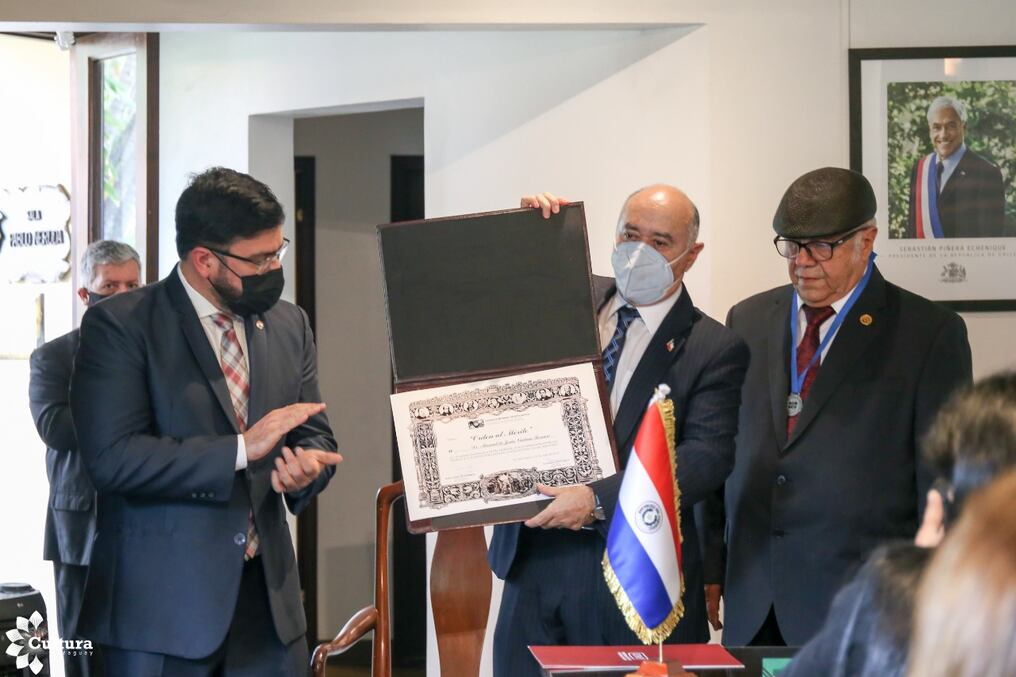 El referente paraguayo (con sombrero) fue reconocido con la “Orden al mérito” del Consejo Mundial de Educación, otorgado por su capítulo chileno. Foto: Gentileza.