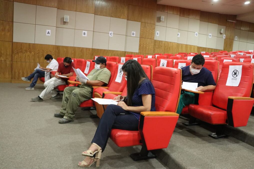 La firma de contrato es un procedimiento muy importante porque legaliza la situación contractual con la institución y establece toda la normativa, obligaciones y disposiciones legales y derechos que pueda tener el funcionario. Foto: Gentileza.