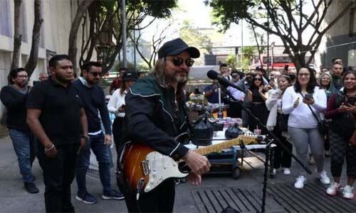 Juanes dio concierto gratuito y callejero en México. Foto: Twitter