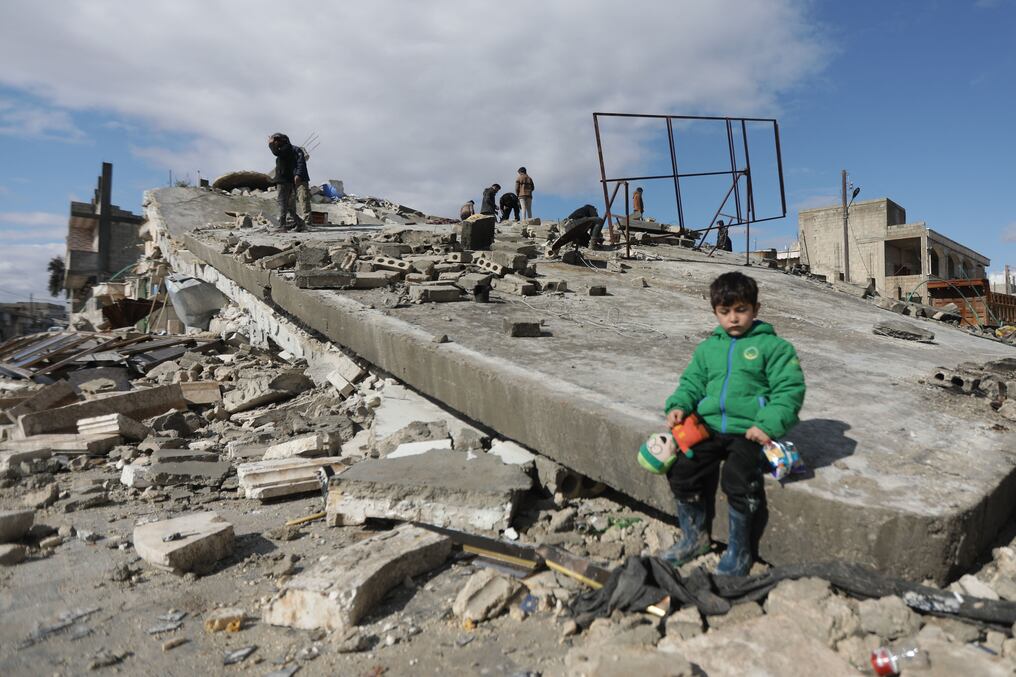 Una semana después de la tragedia que dejó más de 35.000 fallecidos, incluyendo al país vecino, Siria, emerge el trauma de los niños sobrevivientes. Foto: AFP.