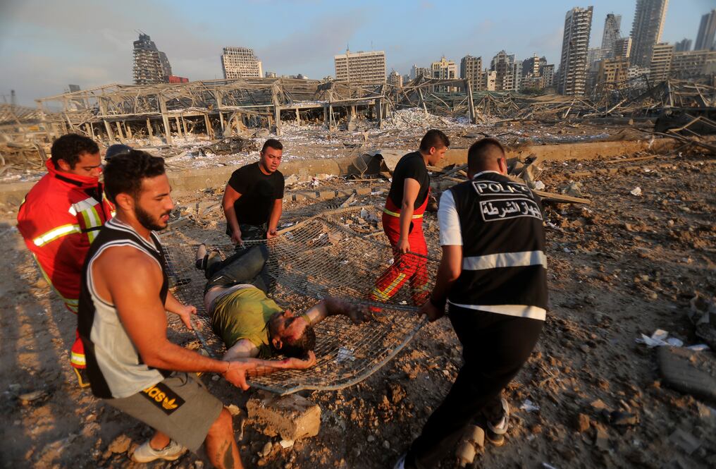 Los medios locales difundieron imágenes de personas atrapadas en los escombros, algunas cubiertas de sangre. Foto: AFP. 