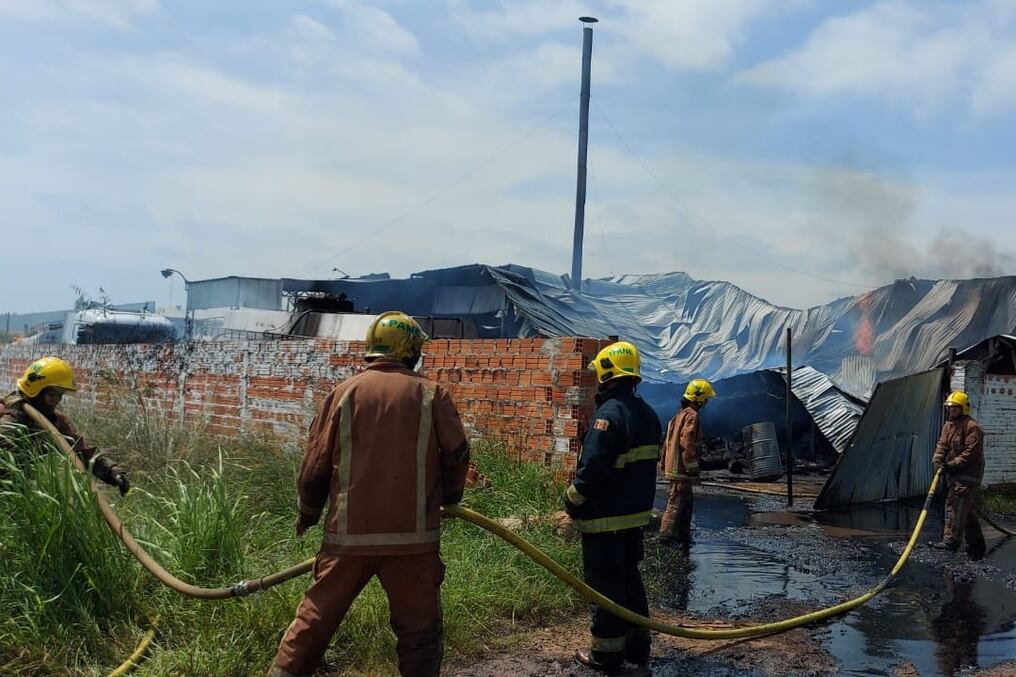 Diversas compañías de bomberos de Ñemby, San Antonio e Ypané se encuentran realizando tareas de enfriamiento en el lugar que fue totalmente consumido por el fuego. Foto: Gentileza