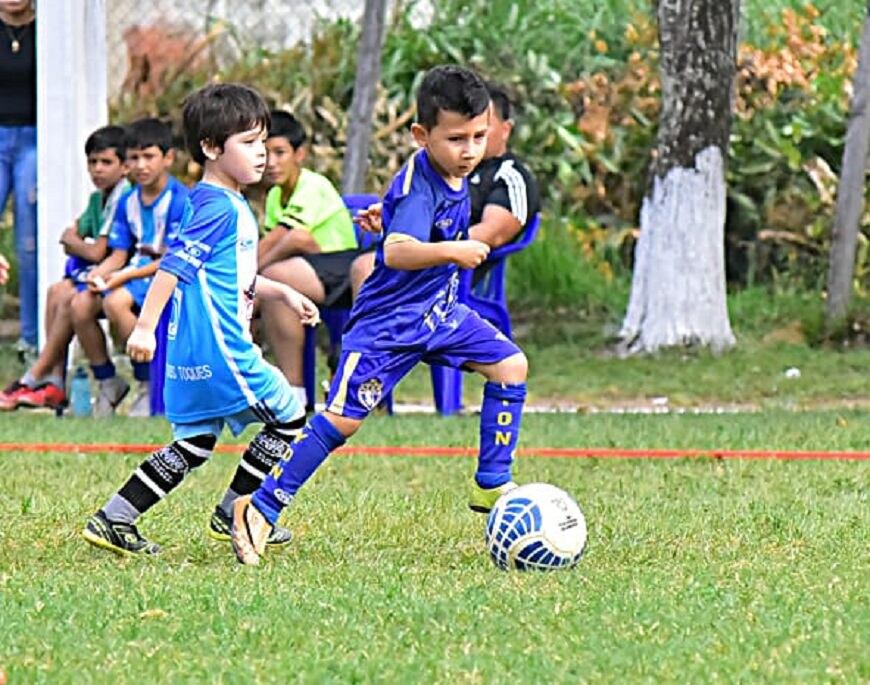 El Ministerio de Salud recordó a la ciudadanía en general, y en específico a padres de familia, que las escuelas de fútbol o de otros deportes similares donde se registra mucho contacto físico, aún continúan inactivas. Foto: Gentileza.
