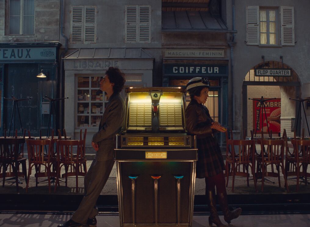 ¡Al fin! Después de una larga espera debido a los cierres de los cines, ya podemos ir marcando las fechas del calendario para verla. Esta comedia dramática está ambientada en la redacción de una revista. Foto: Fox Searchlight.