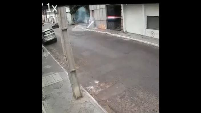 Los bomberos voluntarios también ayudaron en la evacuación del edificio donde funciona la sede de la Abogacía del Tesoro y de otros ubicados en las inmediaciones. Foto: Captura de pantalla.