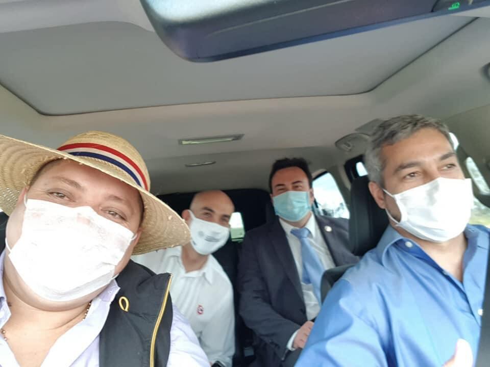 En esta foto se ve la Mario Abdo Benítez, Julio Mazolenni, Juan Acosta y Andrés Gubetich en un vehículo, violando expresamente las disposiciones del propio Poder Ejecutivo. Foto: Gentileza.