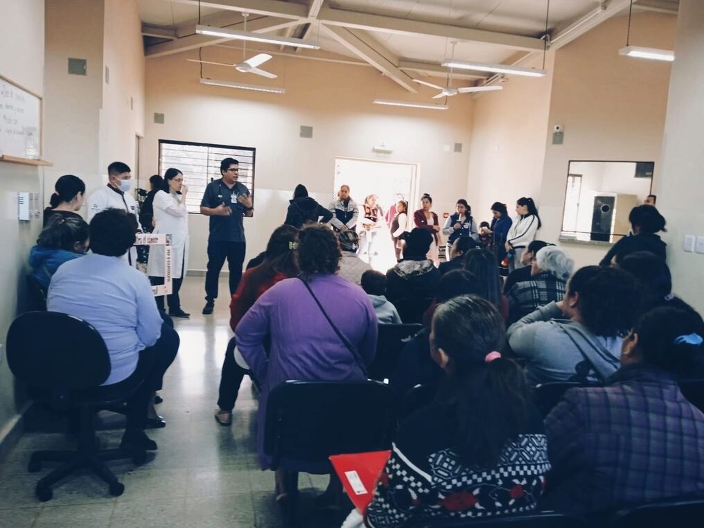 Charla para prevención en la Unidad de Salud Familiar Santa Rosa de Presidente Franco, a cargo del doctor José Guerrero. El médico sostiene que las USF, con más equipos, tecnología y recursos humanos, deberían tener el 80 % de los atenciones en salud. Foto: Gentileza