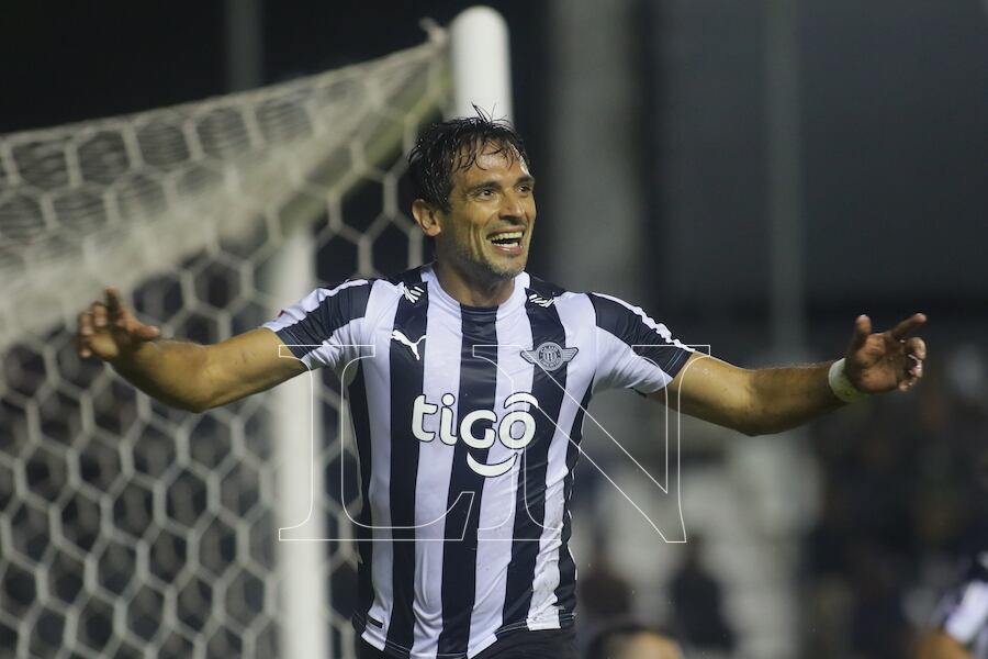 Apareció Roque Santa Cruz y puso su sello de calidad para anotar el único tanto en el final.FOTO:EDUARDO VELÁZQUEZ