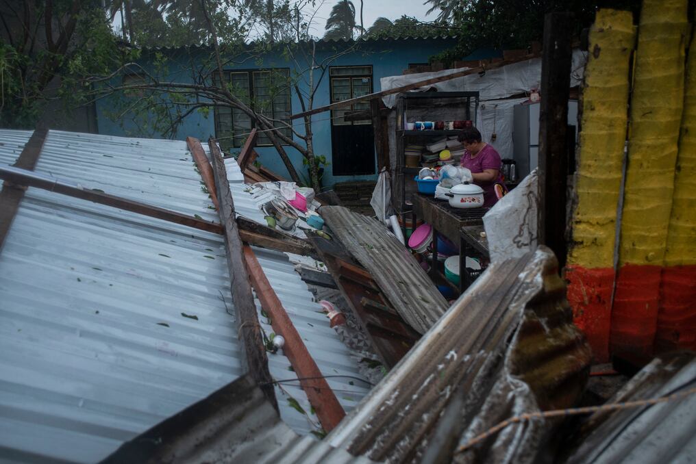“Lamentablemente tenemos siete decesos”, entre ellos menores de edad, dijo en rueda de prensa Cuitláhuac García, gobernador de Veracruz, el estado más afectado por el fenómeno. Foto: AFP.
