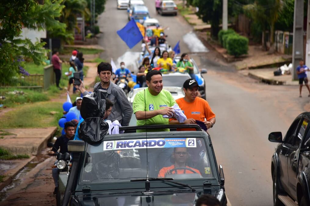 Candidatos de Villa Elisa y Ñemby cerraron su campaña con una caravana este domingo.  Foto: Gentileza.