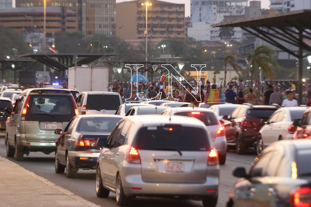 Con tapabocas y desde vehículos, invitan a sumarse a la gran caravana en conmemoración al Día Mundial de las Enfermedades Raras y Lisosomales, para hoy a las 18:00, en la Costanera de Asunción. Foto: Fernando Riveros.