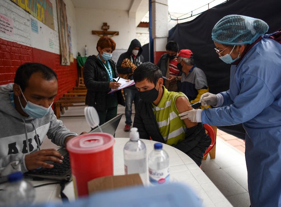 Un extenso estudio realizado en Francia indica que las personas vacunadas tienen 9 veces menos posibilidades de ser hospitalizadas. Foto: AFP.