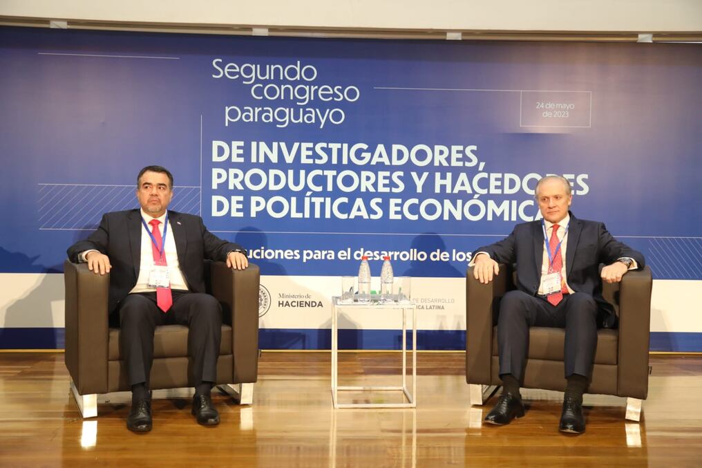 Del evento participaron el ministro de Hacienda, Óscar Llamosas, y el gerente de CAF regional, Jorge Srur. Foto: Gentileza