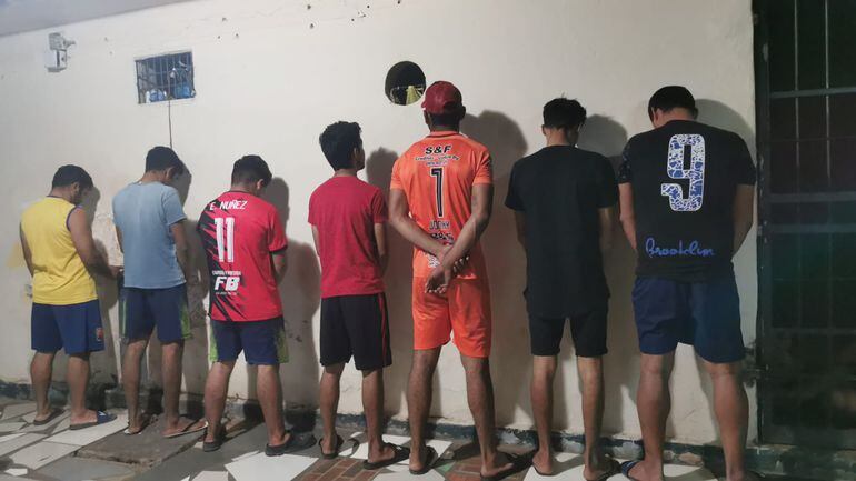 Son 7 personas detenidas acusadas de propinar una golpiza mortal a un joven, por lo que están detenidos en una comisaría a disposición de la Fiscalía. Foto: Gentileza.