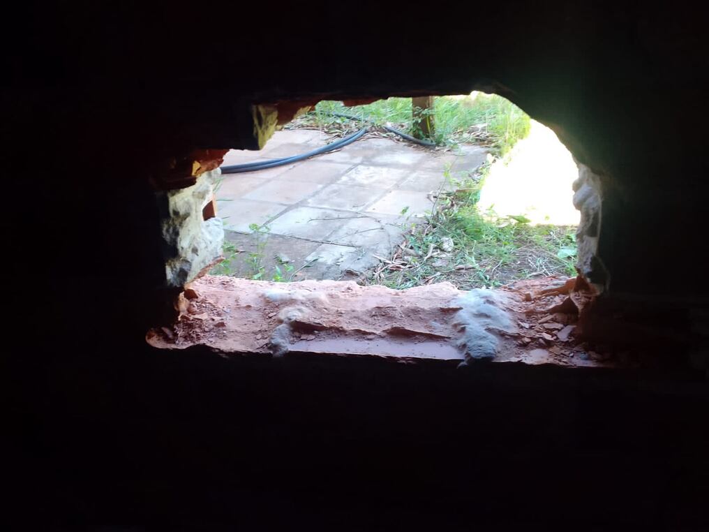 Boquete abierto por los delincuentes al costado del depósito de Ceregral. Foto: Gentileza.