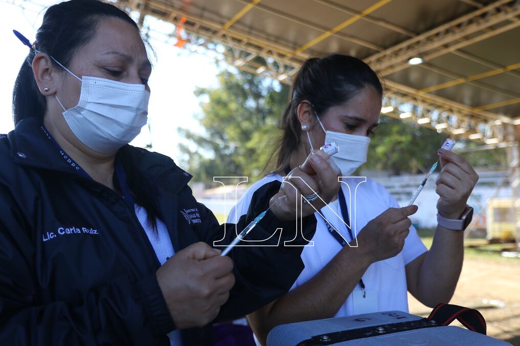 El director de la XI Región Sanitaria, Roque Silva, instó a las personas de 20 años en adelante a seguir acudiendo a los vacunatorios para recibir el biológico contra el COVID-19. Foto: Christian Meza.