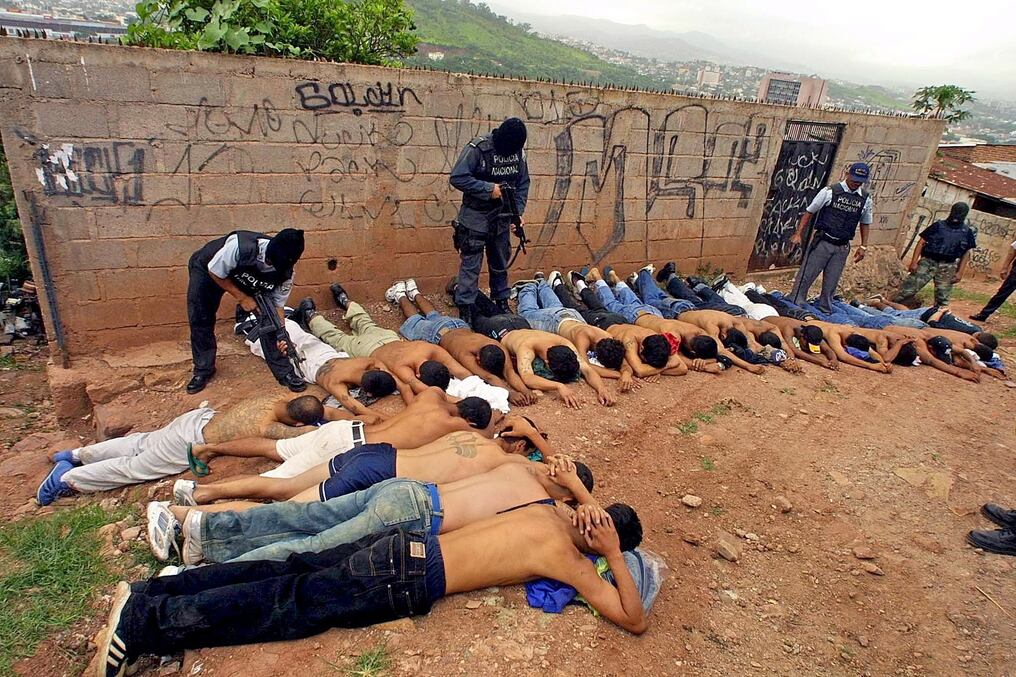 Un tribunal de justicia de Guatemala condenó a penas de entre 90 y 420 años de prisión a 12 pandilleros de la violenta Mara Salvatrucha por el asesinato en 2017 de 14 supuestos rivales, informó este viernes la Fiscalía. Foto:Ilustrativa.