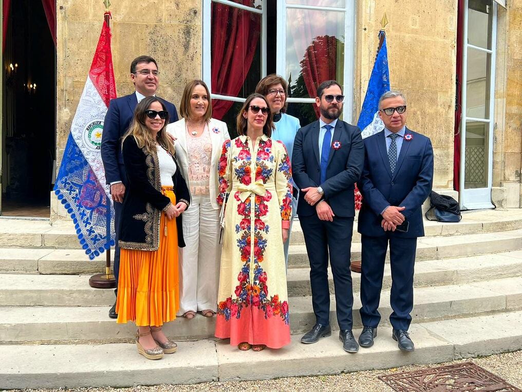 Autoridades diplomáticas de Francia y Paraguay celebraron la independencia paraguaya. Foto: Gentileza