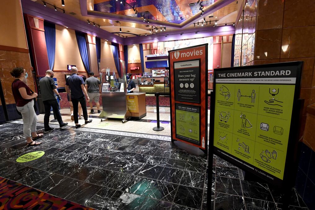 En todo el país, cerca de 400 operadores, que representan más de 33.000 salas de un total de 40.000, adoptaron un estricto protocolo llamado CinemaSafe. Foto: AFP.