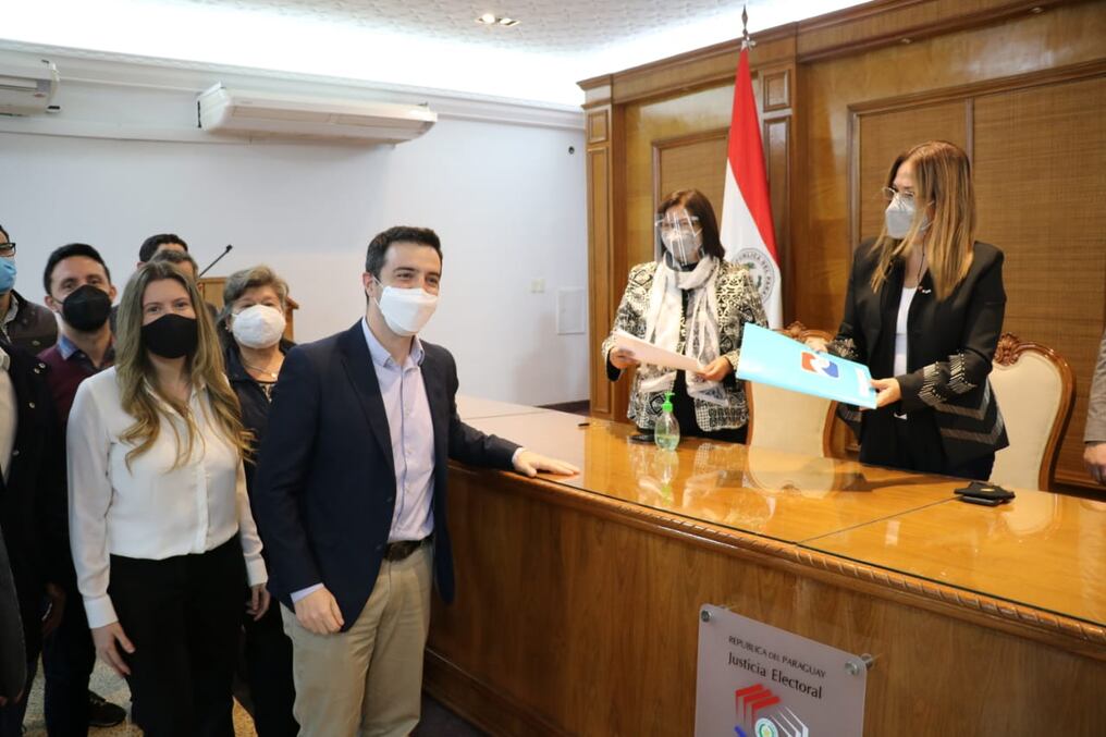 La oficialización estuvo a cargo de la jueza electoral María del Carmen Novais, titular del Juzgado de Primera Instancia en lo Electoral de la Capital del Segundo Turno, quien fue la encargada de la recepción de los documentos correspondientes. Foto: Gentileza.