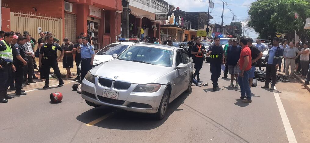 La Policía Nacional reportó un intento de asalto a balazos este mediodía sobre las calles Bartolomé de las Casas y Eusebio Ayala de Asunción; uno de los delincuentes falleció en el lugar. Foto: Gentileza.