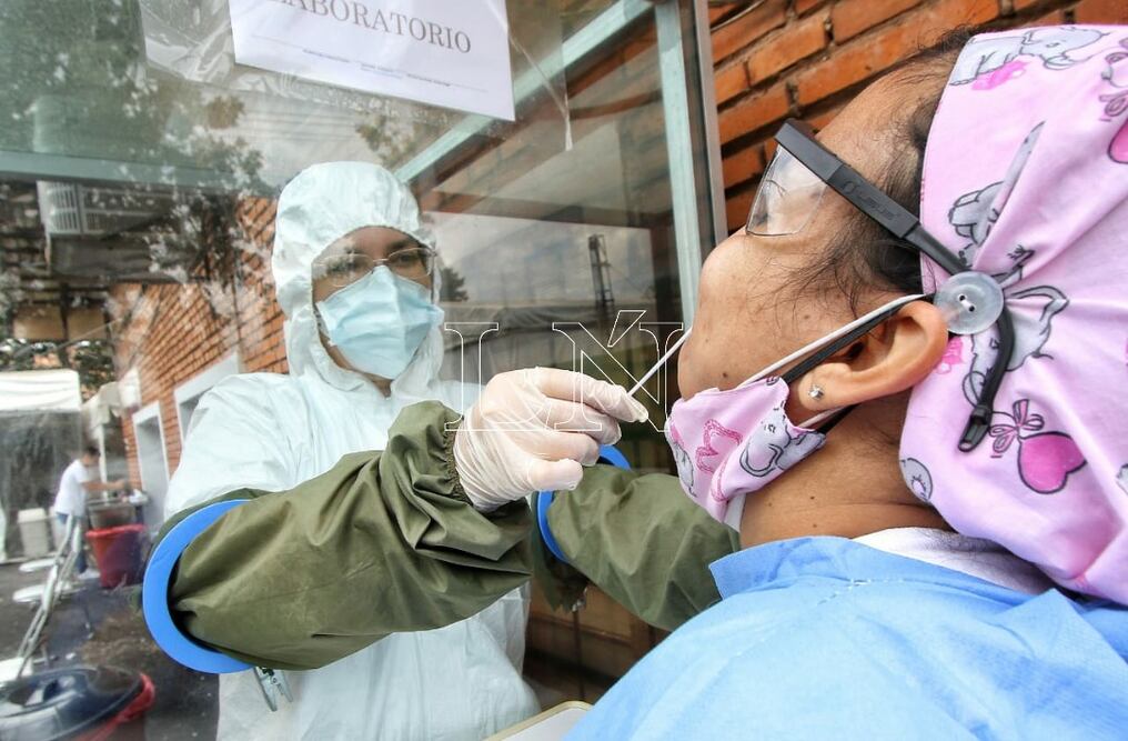 En las últimas semanas iniciaron las tomas aleatorias a potenciales pacientes con COVID-19. Foto: Christian Meza.