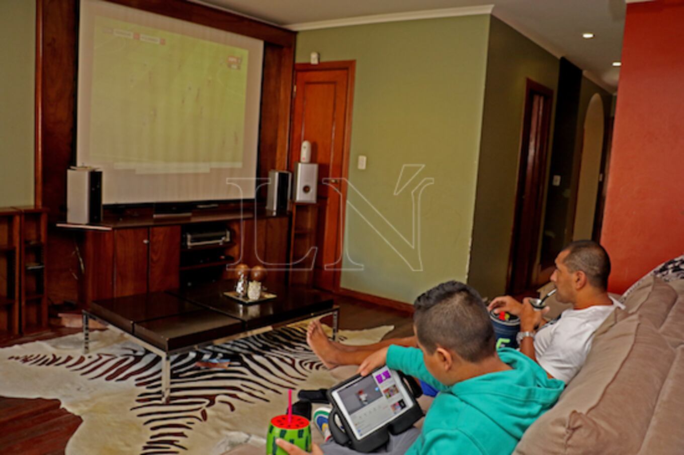 Siguiendo de cerca el retorno del fútbol en Alemania, viendo uno de los partidos.FOTO:NÉSTOR SOTO