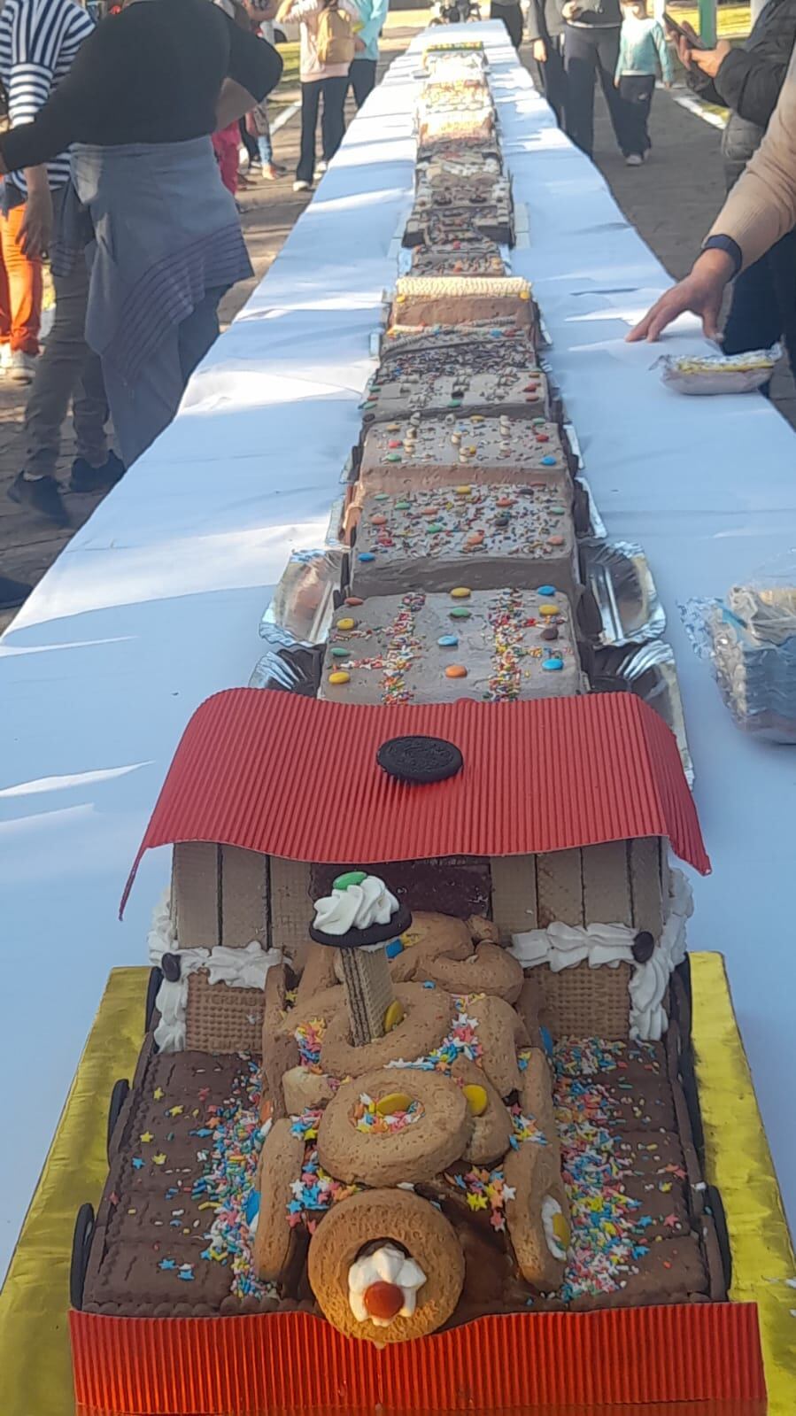 El agasajo contó con una locomotora llena de vagones de torta que midió 15 metros de largo y que alcanzó para servir más de 700 porciones. Foto: Gentileza.