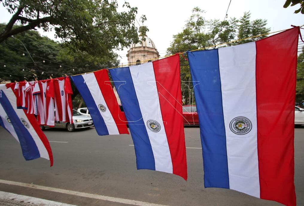La octava jornada del clasificatorio para Qatar 2022 se vibra hoy por pantallas de GEN y HEi; así como Universo 970 AM para el esperado encuentro de Paraguay y Brasil. Foto: Nadia Monges.