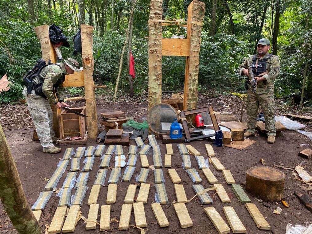 En el campamento, los uniformados pudieron requisar 310 kilos de marihuana prensada, 650 kilos de marihuana picada distribuidos en 37 bolsas y 48 kilos de semillas. Foto: Gentileza.