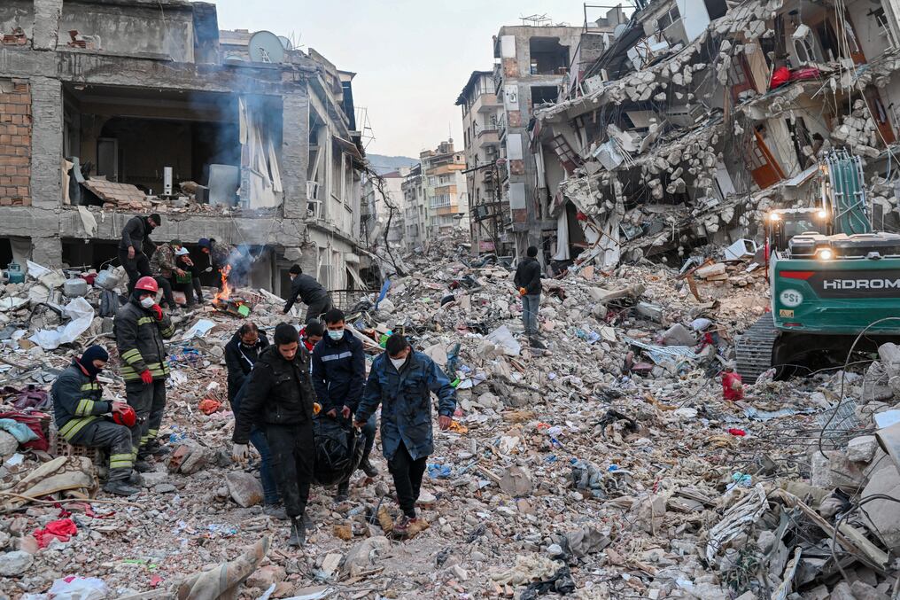 El último balance del sismo del 6 de febrero, que tuvo otras réplicas menores en los siguientes días, se actualizó en un total de 50.325 fallecidos. Foto: AFP.