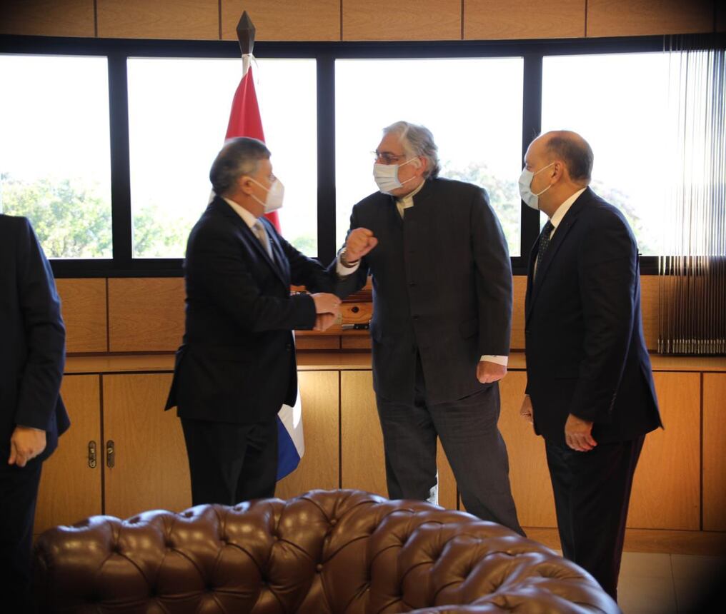 Domingo Peppo, embajador argentino, saluda al vicepresidente del Senado, Fernando Lugo y al presidente Óscar Salomón. Foto: Gentileza.