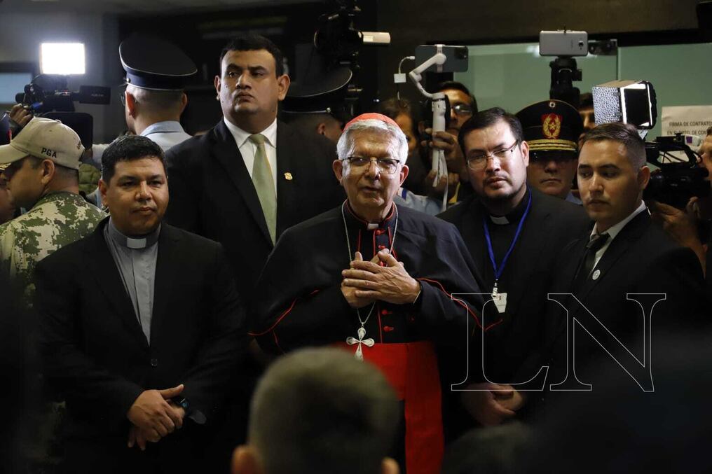 El cardenal Adalberto Martínez dio un fuerte mensaje, insistió en que se debe apoyar la educación, a las familias y sobre todo a las madres solteras. Foto: Christian Meza.