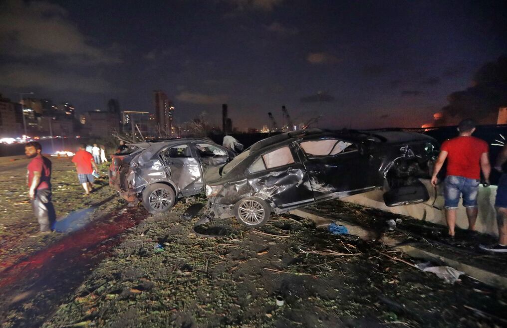 La gravedad de los daños en automóviles y edificios señala la intensidad de las explosiones, que sacudieron la ciudad entera. Foto: AFP.