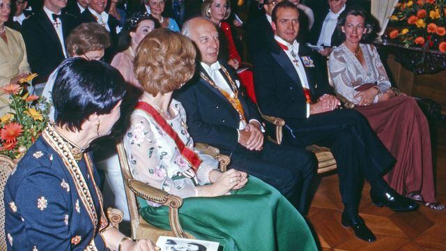 Fue en 1977 cuando la reina Sofía lució este vestido del diseñador italiano en una visita de Estado a Alemania, durante el gobierno de Walter Scheel. Foto: Internet.