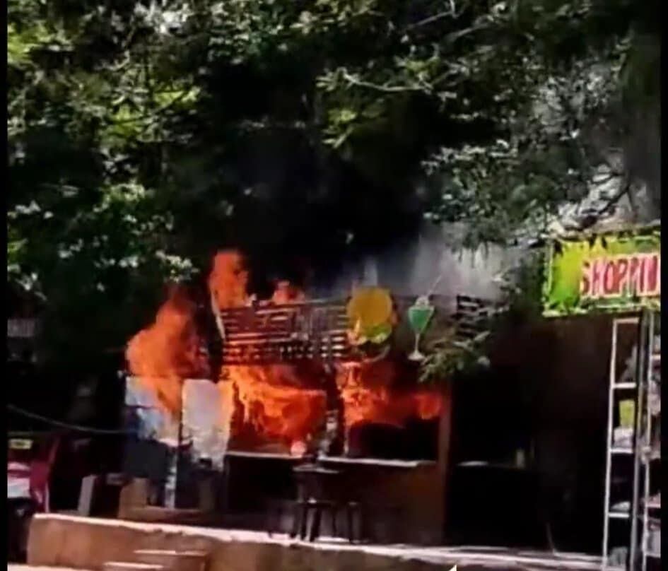 Reportan incendio de gran magnitud en el Parque Ecológico Techapyrã, la causa sería una fuga de gas que terminó con la explosión de una garrafa dentro de una de las cantinas. Foto: Captura de pantalla.