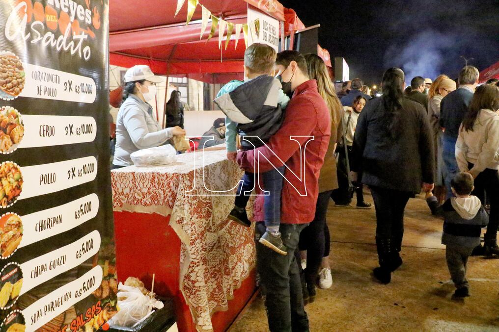La Velada Paraguaya fue la tercera feria realizada por la AGE en el Paseo Gastronómico, a pasos de la Costanera de Encarnación. Foto: Nadia Monges.