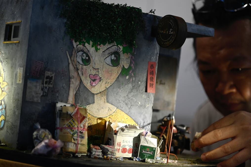 Elaboran con sumo cuidado unos mundos en miniatura que combinan realidad y fantasía. Foto: AFP