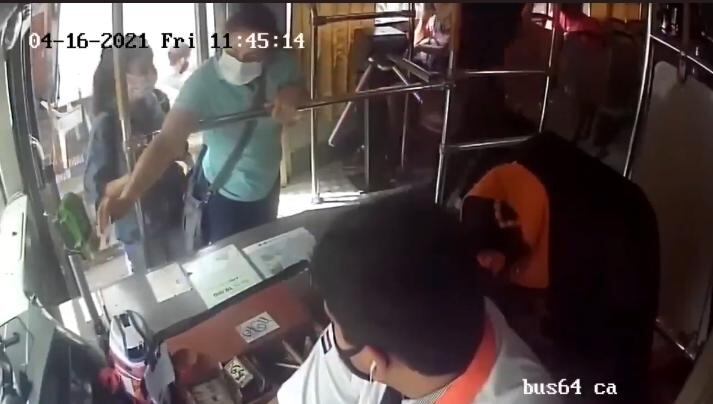 Una mujer lamentó que una joven que se ubicó detrás suyo al abordar un bus la haya despojado de su teléfono celular. Captura de pantalla.
