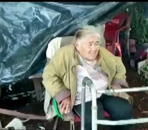 Lucía Carballo, de 66 años, vive en una situación muy vulnerable a un costado de la ruta del distrito de Carmen del Paraná. Foto: Captura de pantalla.